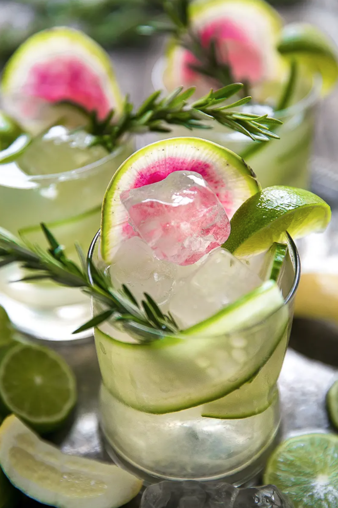 Gin tonic with cucumber and pepper - Summery and refreshing!